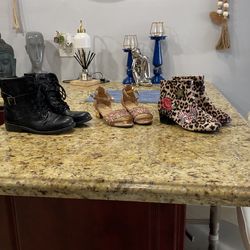 Tres Pares De Zapatos De Niña $40 Número 4