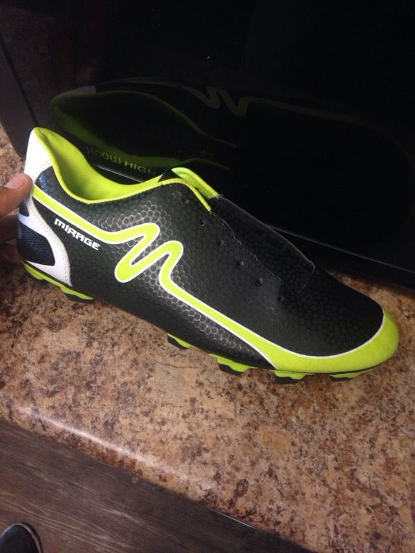 BRAND NEW! Mitre soccer shoes
