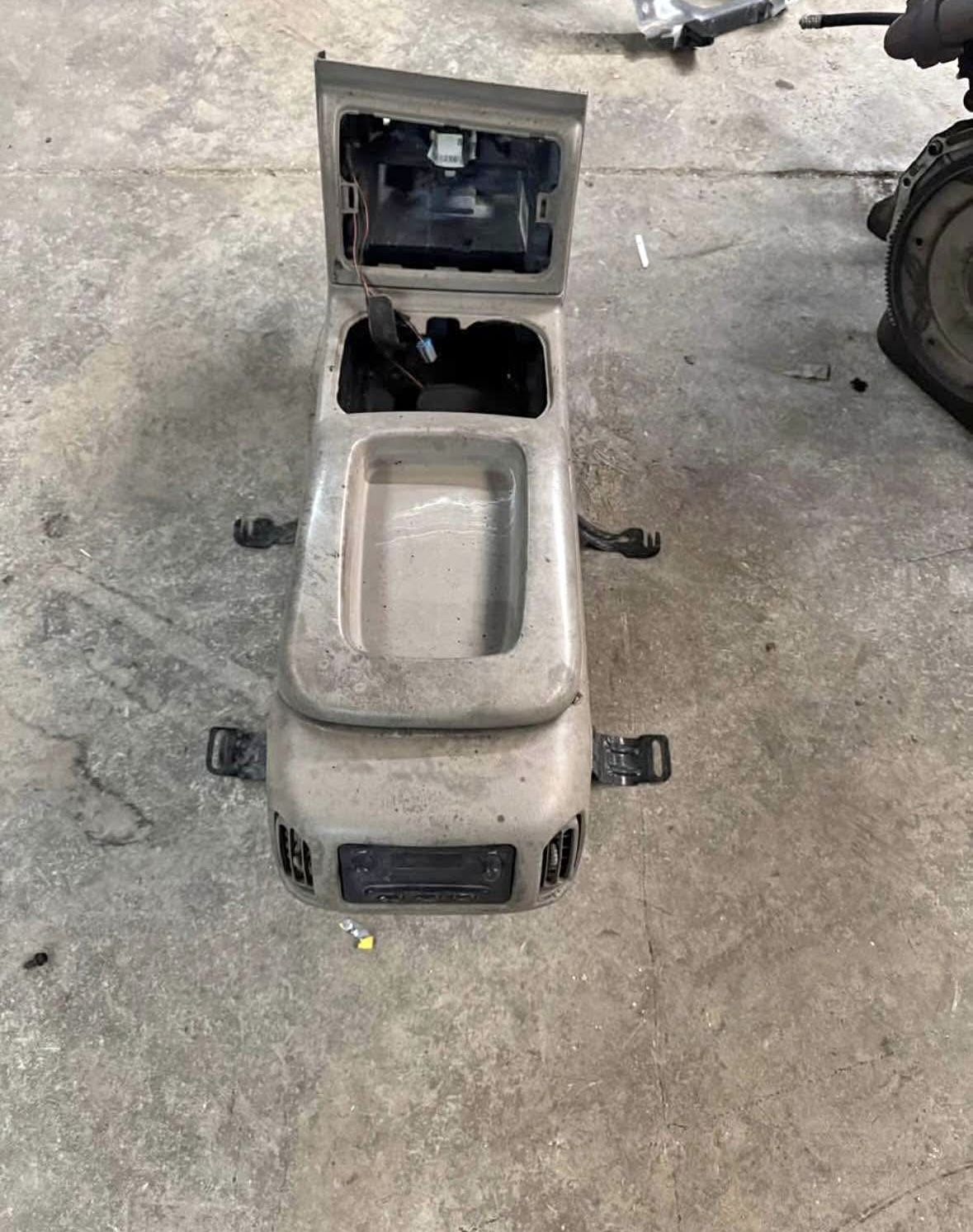 03-07 chevy silverado gmc sierra center console tan