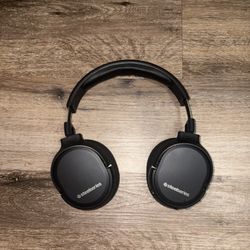 Steel Series Headset. Great sound and noise cancellation 