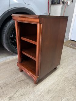 Side cabinet