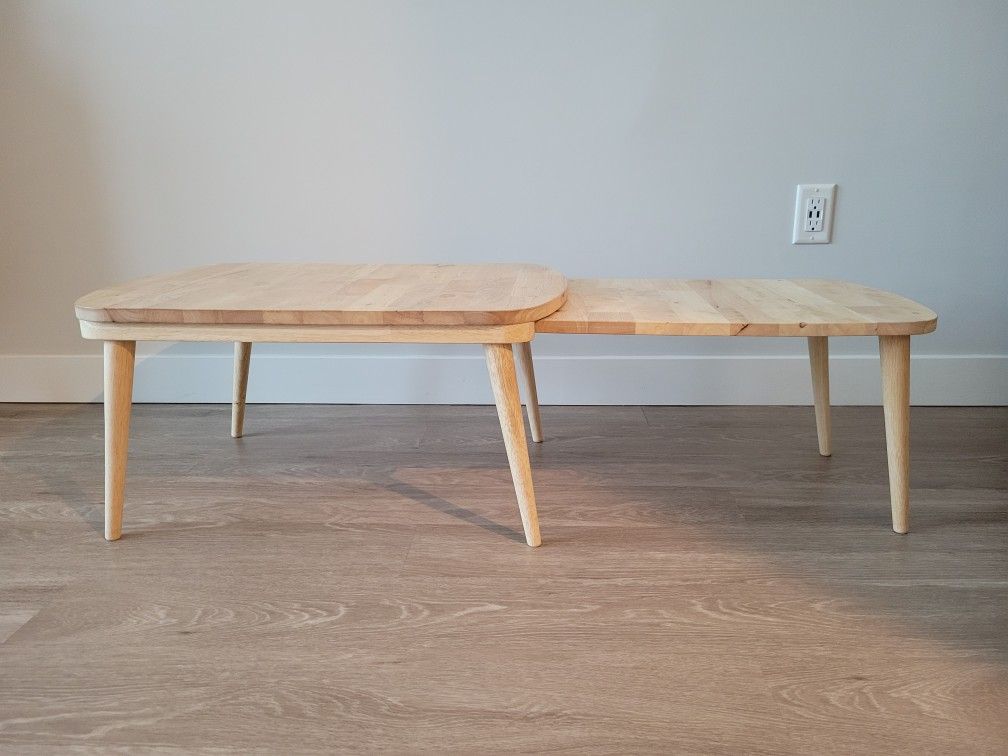 Extendable wood coffee table