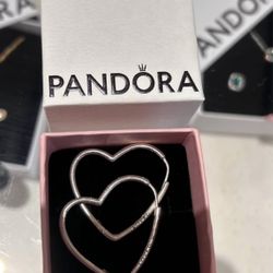 Pandora Pendientes de aro asimétricos con forma de corazón Plata de Ley.