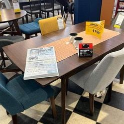 Lyncott Dining Room Set Dining Table and 4 Chairs 