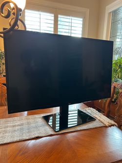 TV w/ Rotating Stand