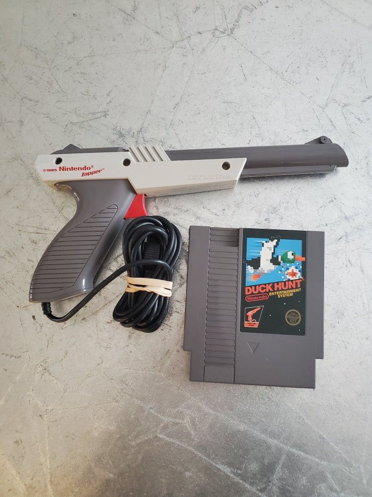 Nintendo NES Zapper Gun NES-005 Gray OEM and Duck Hunt NES 5 Screw Nintendo Entertainment System