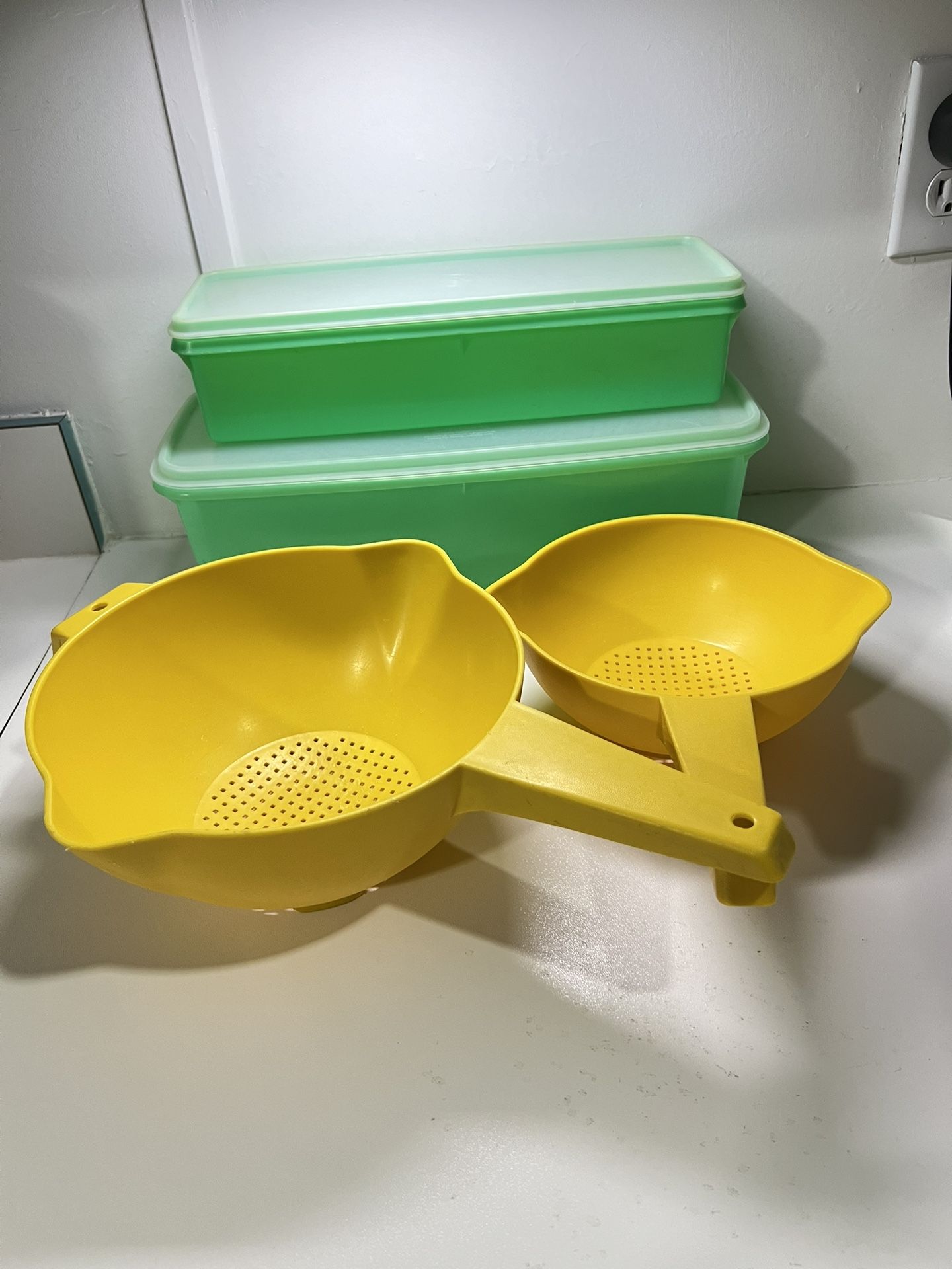 tupperware 782-6 and 892-4 Large And Little Celery Container’s In Used Condition 4 pieces