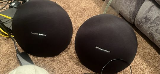 Harmon kardon onyx speakers