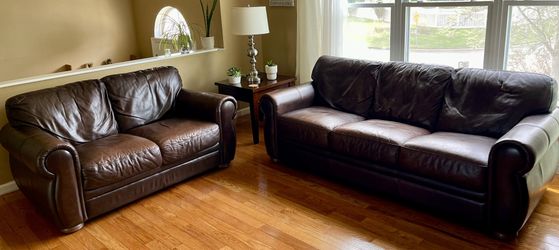 2 Pieces Italian Leather Sofa bed +love Seat. Used Excellent Condition