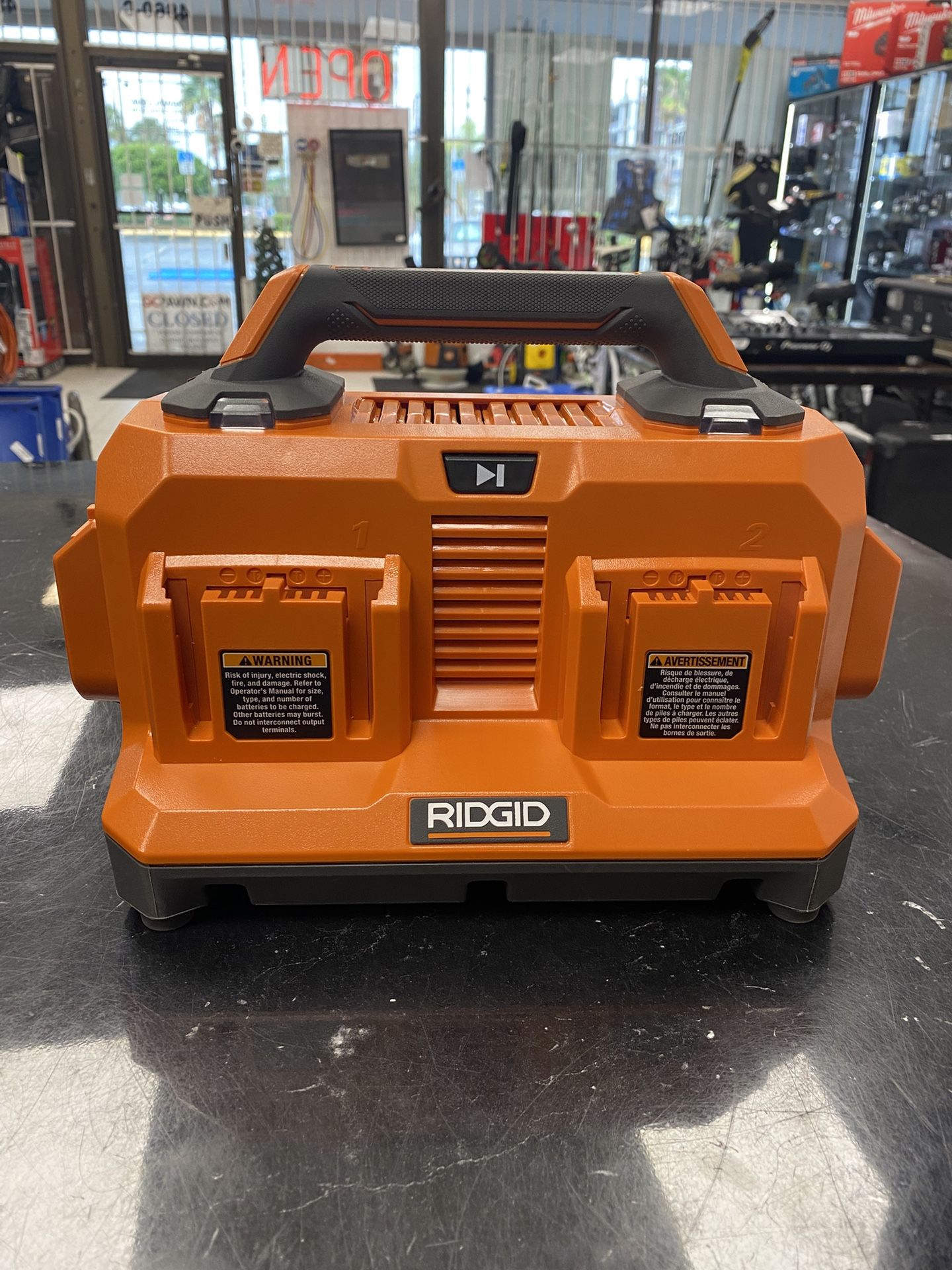Ridgid - R86096 6-Port Sequential Battery Charger Station