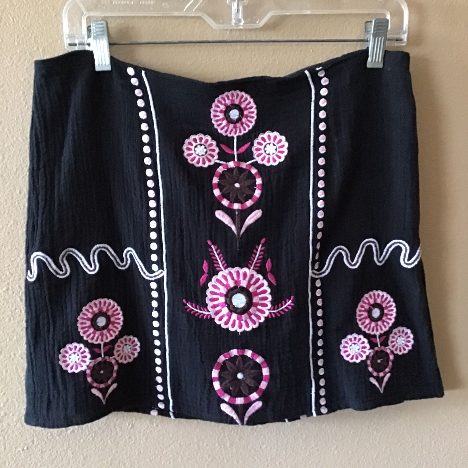 NWT Sfera Embroidered Mini Skirt (L)