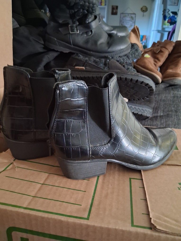 Used Women's Boots Sizes 7.5 And Up