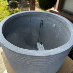 brand new patio ceramic pot in box. 2 pcs