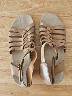 Yuu Sandals size 7