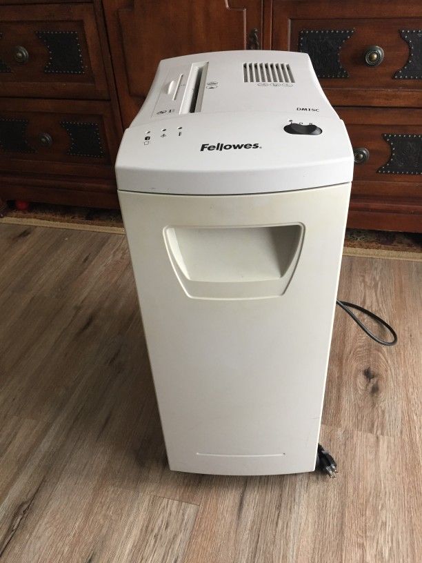 Fellowes DM15C Paper Shredder