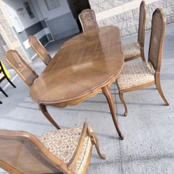 Table & Chairs 