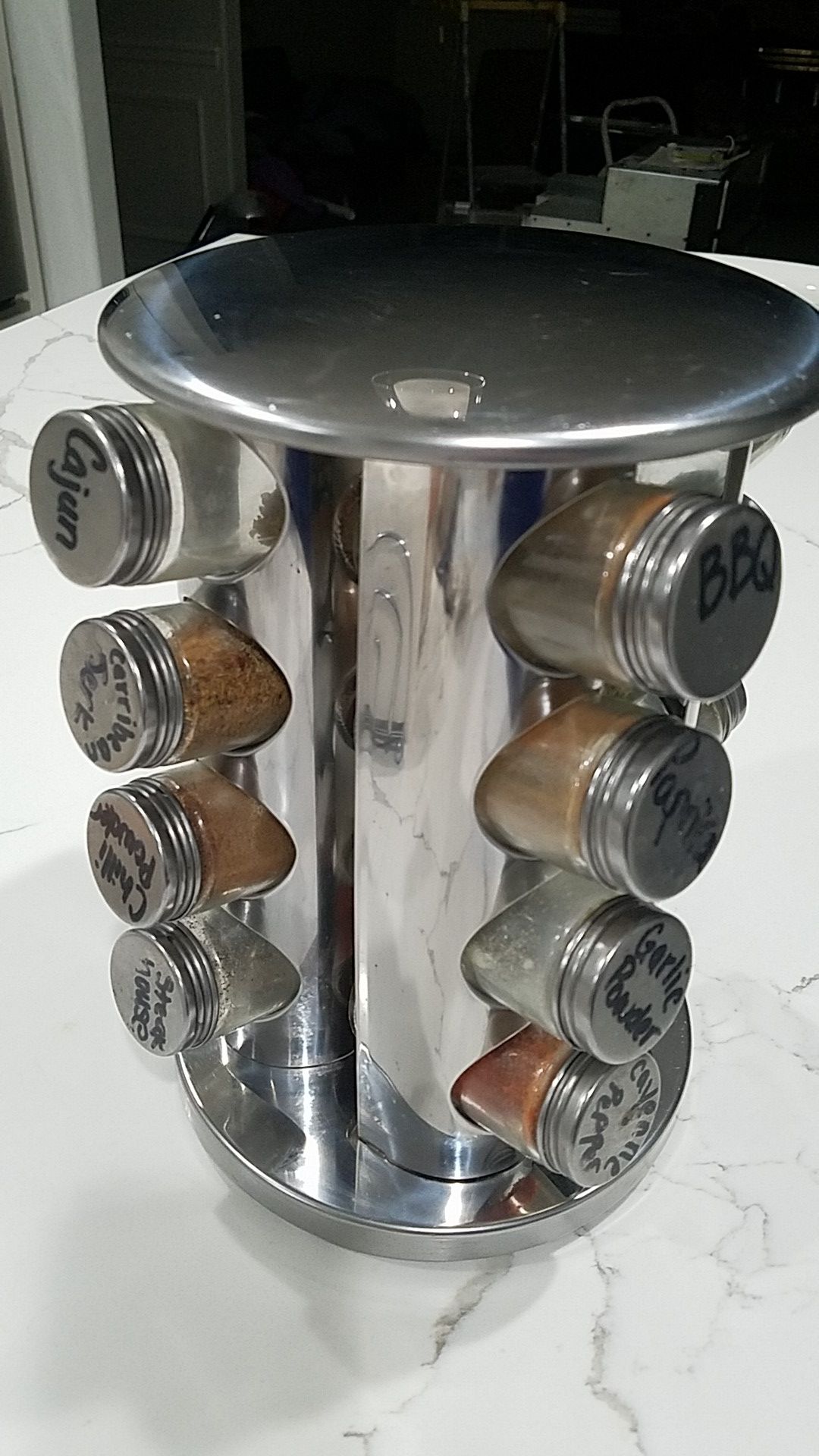 Spice rack with 16 jars