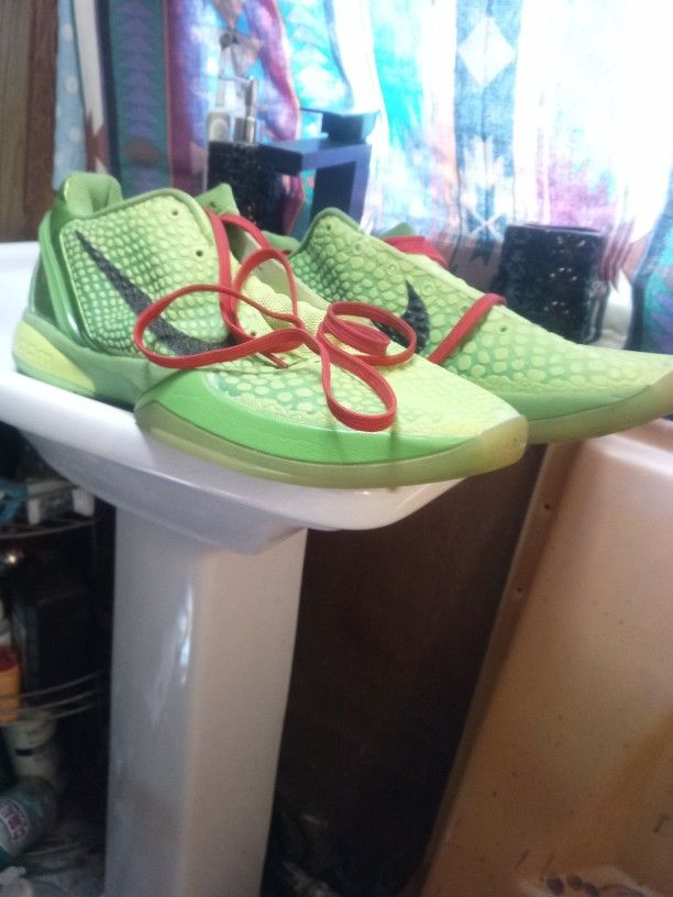 Kobe Bryant Grinch Shoe