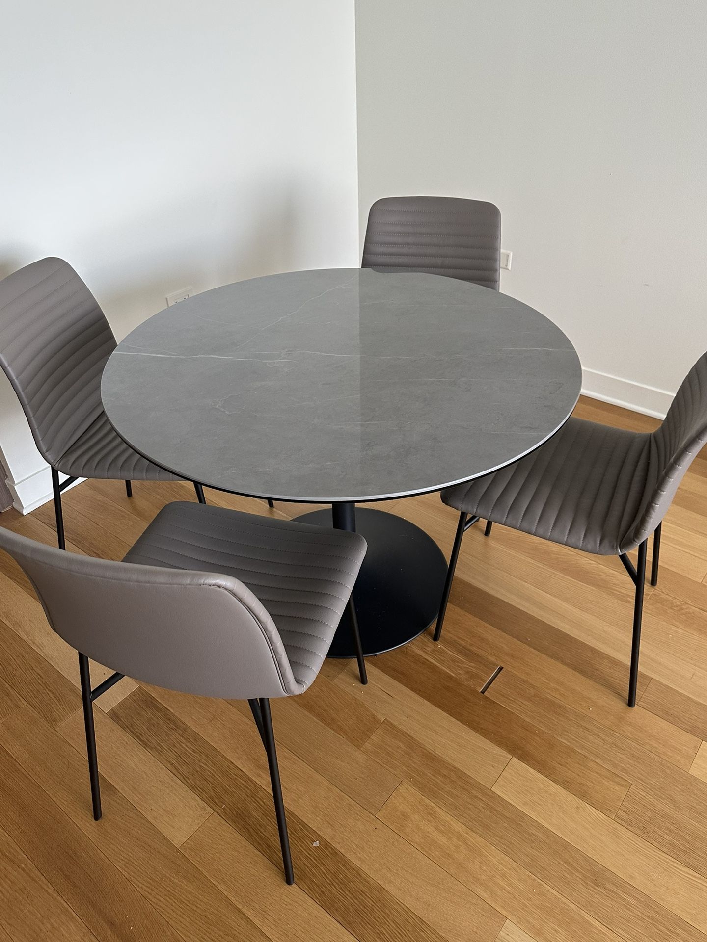 Aria 42 diam Round Table