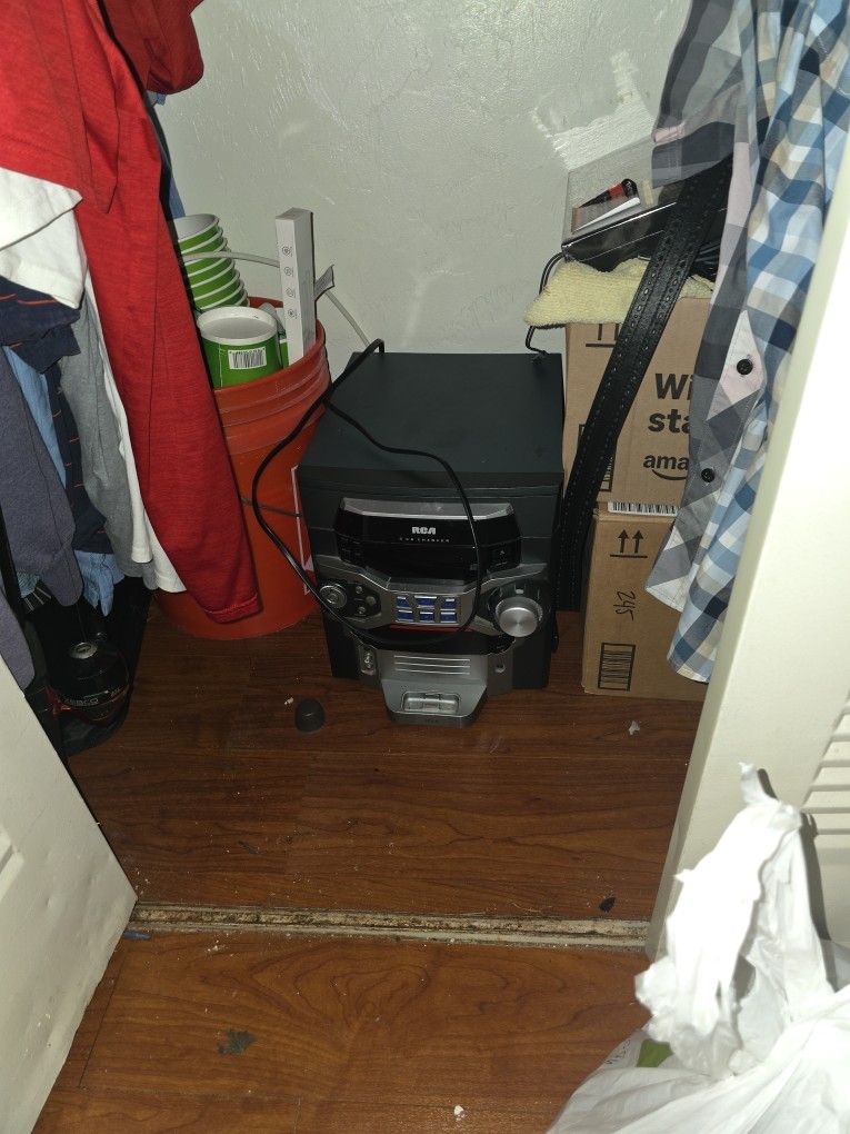 Stereo System With 2 Speakers
