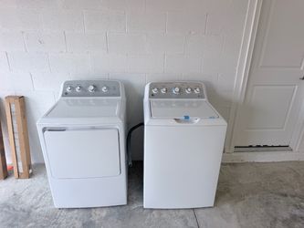 BRAND SPANKIN NEW Washer/Dryer set (gas)
