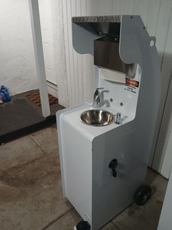 Portable handwashing station