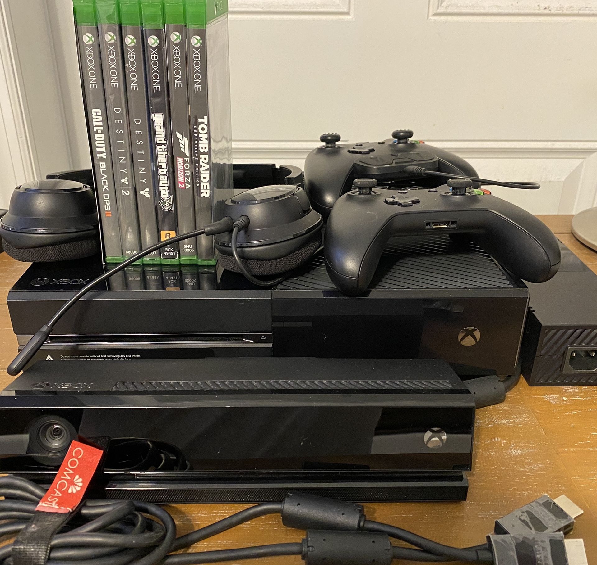 XBOX ONE + KINECT + 7 GAMES + 2 CONTROLS & HEADSET