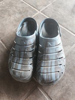Mens slides water