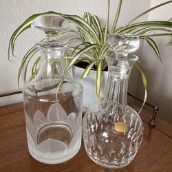 Set Of 2 Decanters 