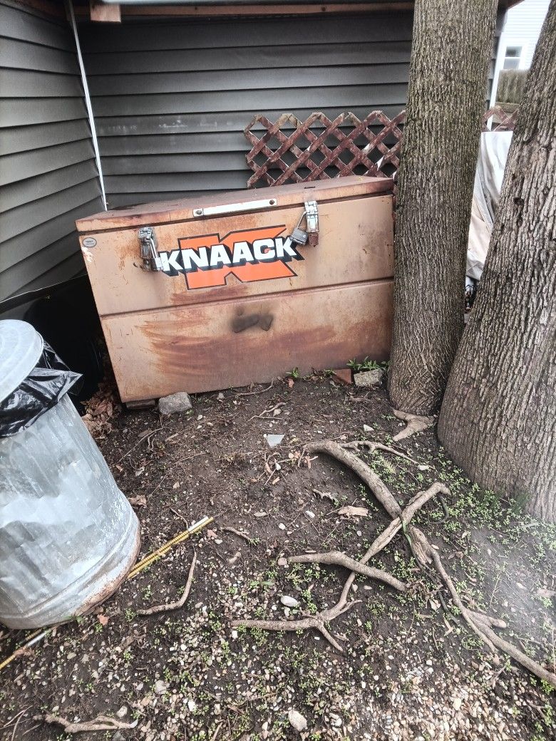knaack Strong Bo's 48in By 36 In