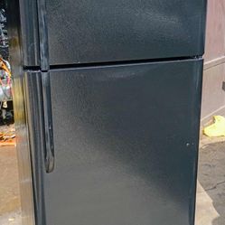 Very Nice! Black Frigidaire Freezer-On-Top Refrigerator!