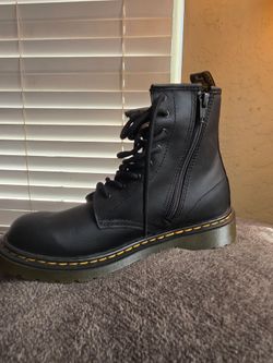 Doc Martens Smooth Letter Lace Boots size 6