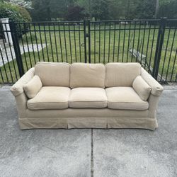 Pull out bed Couch, No damage, Can deliver