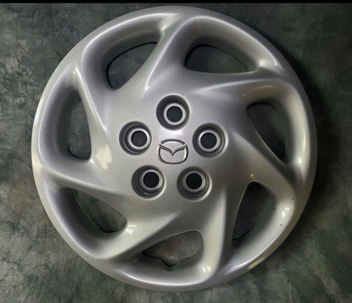1 brand new OEM Mazda 626 1998-2002 Hubcap Wheel Cover 14”