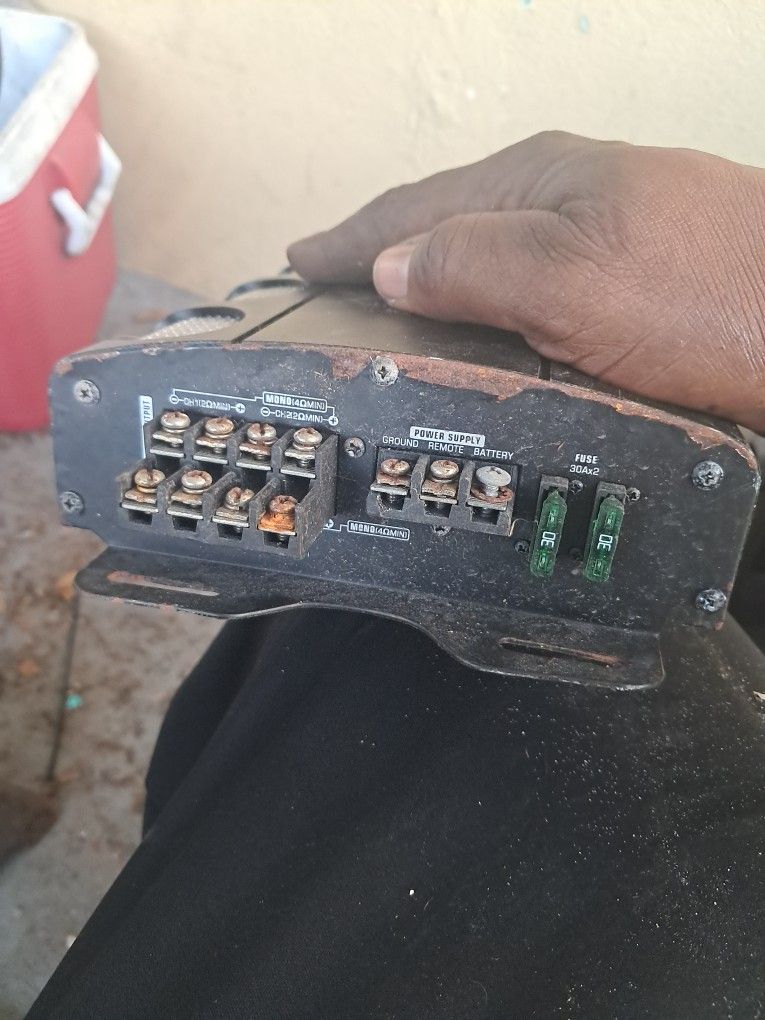 2000 4 channel audiopipe amplifier