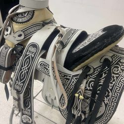 Monturas charras bordadas con fuste amplio