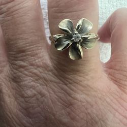 14 Kt Gold Flower And Center Diamond Ring