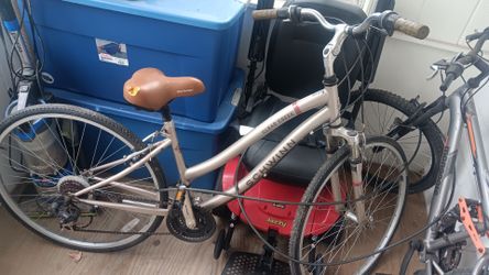 Woman's schwinn Bike