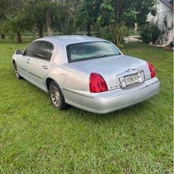2001 Lincoln Town Car 