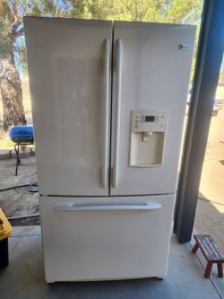 GE COUNTER DEPTH WHITE REFRIGERATOR (FRIDGE) WATER AND ICE AVAILABLE