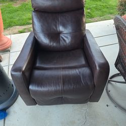 Sillón reclinable. Color café  electrico