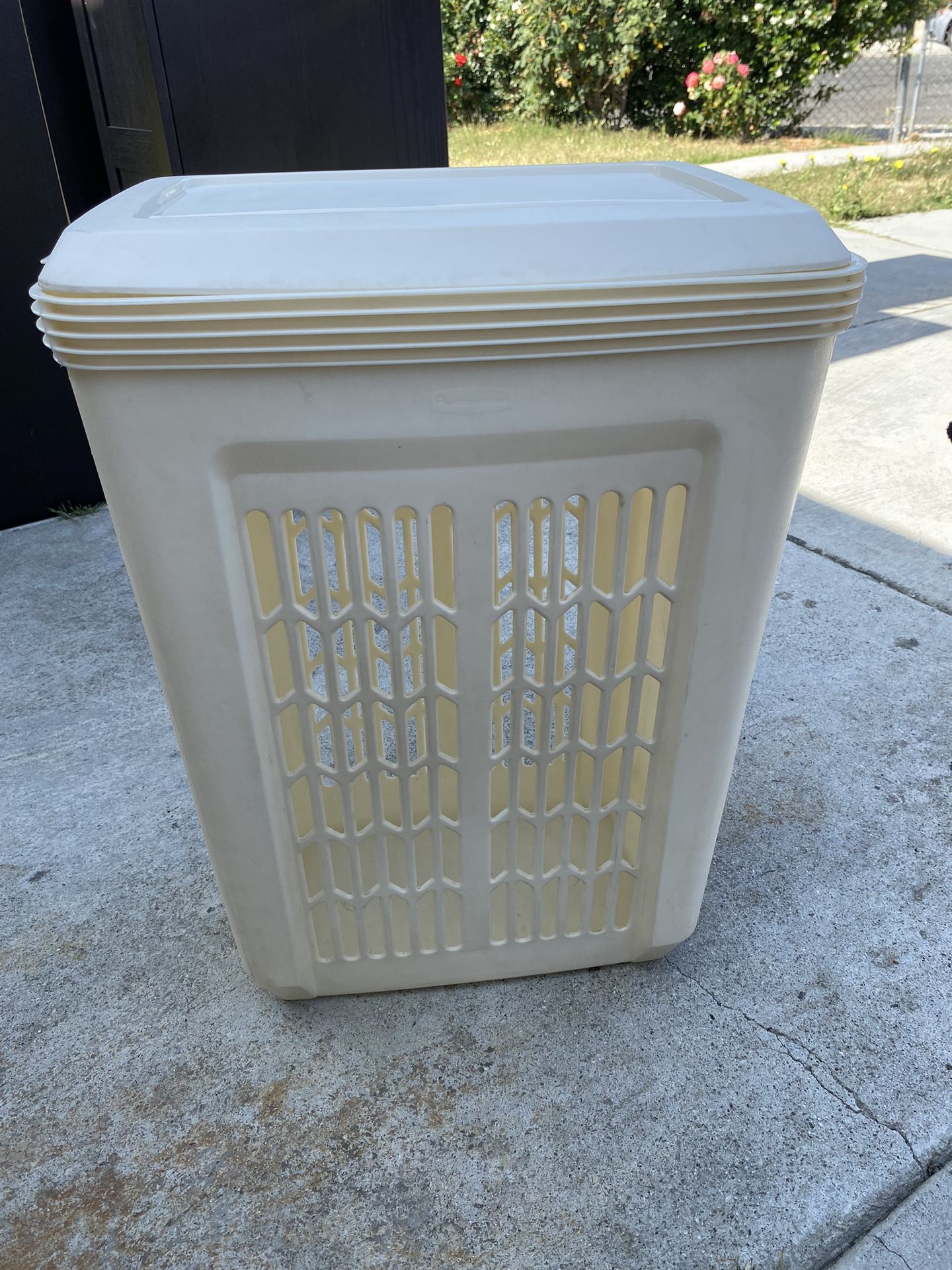 Rubbermaid Laundry Hamper With Lid