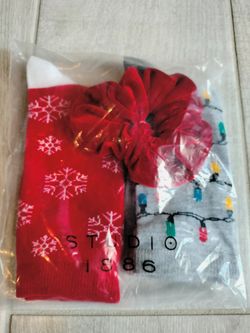NIB Avon Christmas Socks 2 Pair And Velvet Hair Scrunchie