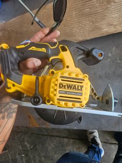 Dealt 20vmax brushless cordless circular saw