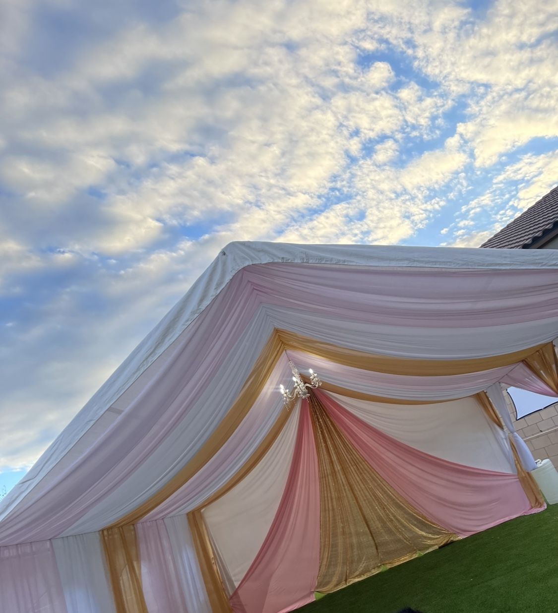 Carpas Decoradas / Tents With Drapes And Chandelier 