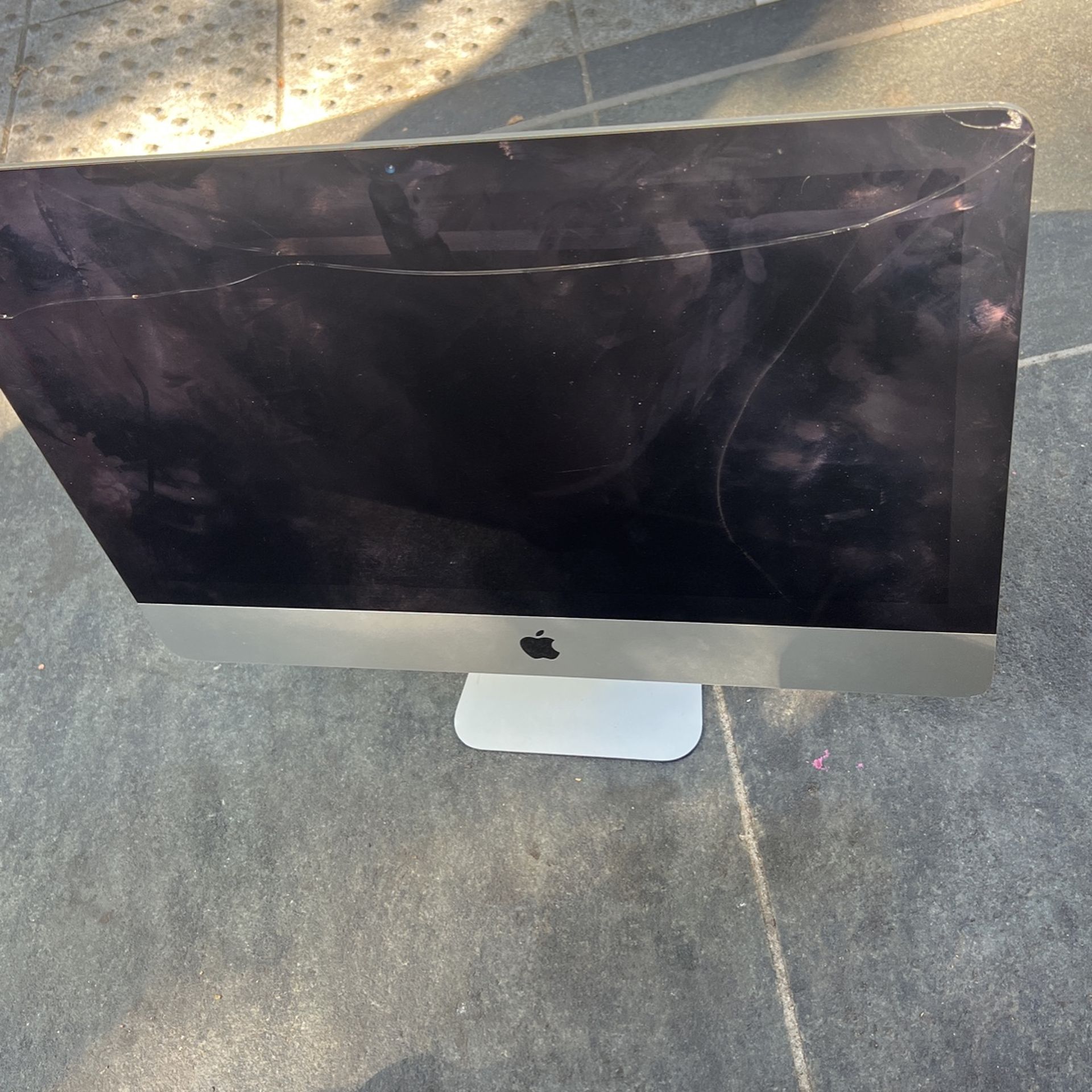 IMAC 2017 CRACKED SCREEN BUT WORKING WELL.