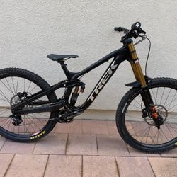 2023 Trek Session R2 (med/large)