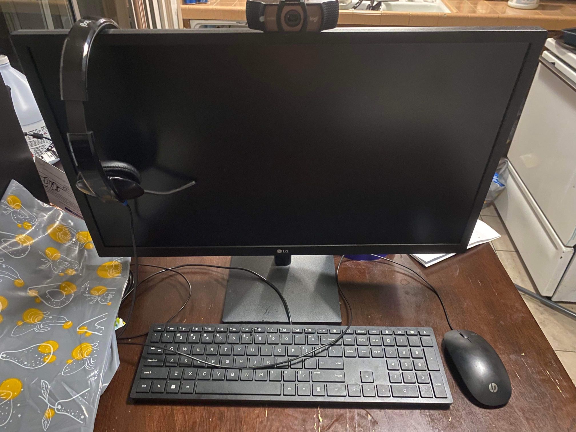 LG Monitor & Hp Desktop With Camera And Headset Only Used For A Month 