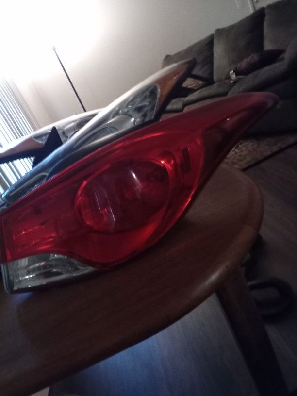 2011 Hyundai Elantra Passenger tail Light