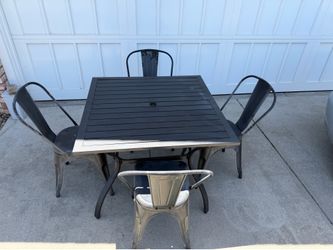 Outdoor Patio Table and Chairs